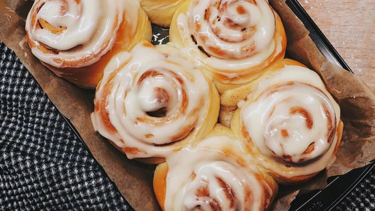 Синнабон. Cinnabon булочки с корицей. Булочки с корицей синабон. Синабон с корицей. Синнабон булочки синабон.