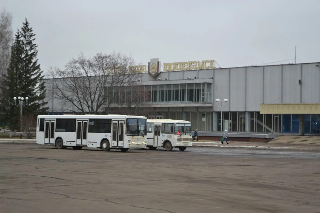 Автобус казань нижнекамск автовокзал. Вокзальная 7 Нижнекамск. Автовокзал Нижнекамск. Автовокзала Нижнеомск. Нижнекамск Вокзальная улица 7.
