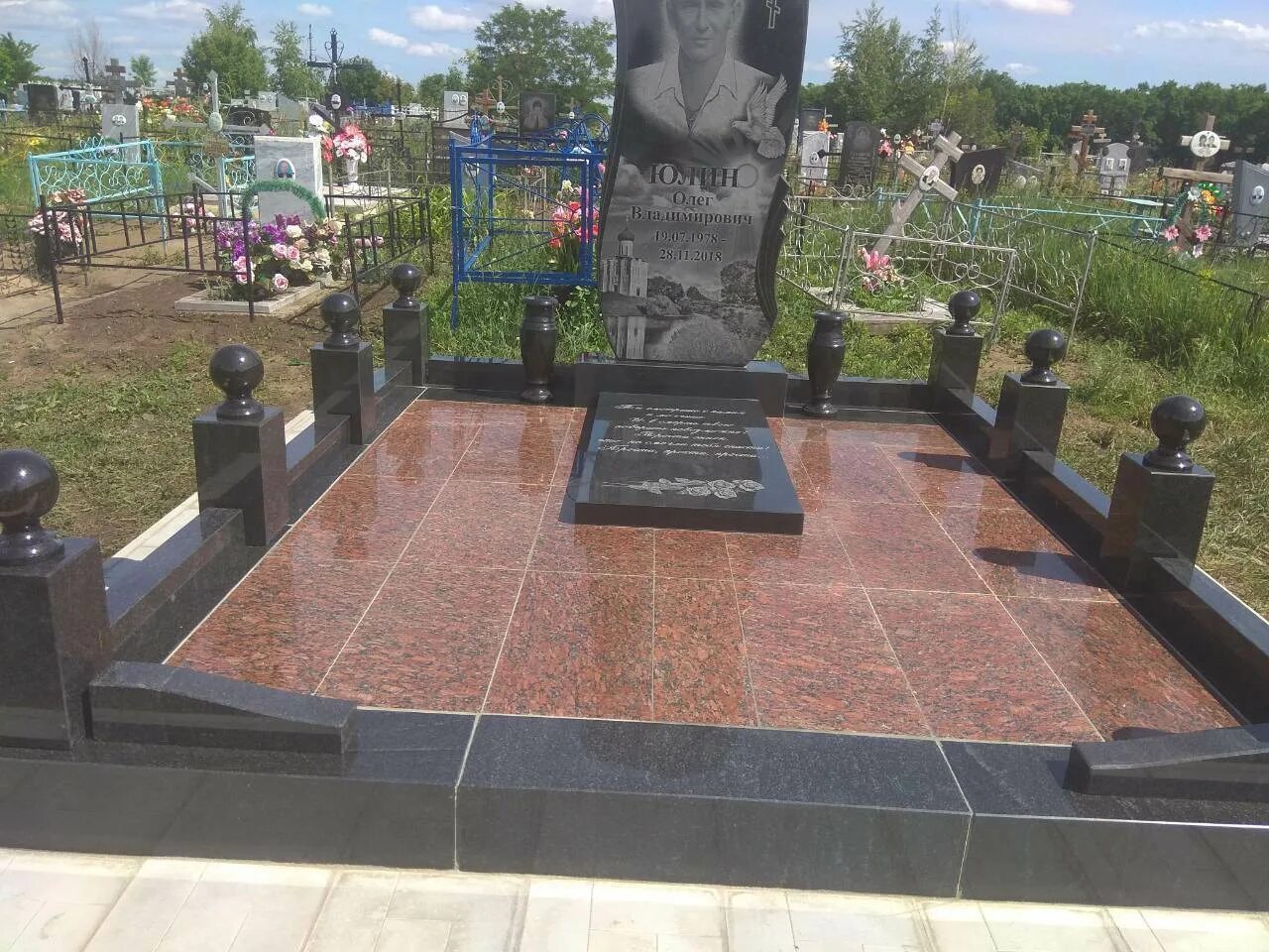 Благоустройство могил новокузнецк. Благоустройство территории обелиска вов. Благоустройство могилы на кладбище в воронеже. Аллея героев колпино. Компания памятники благоустройство.