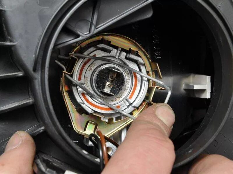 замена лампочки фары ближнего света