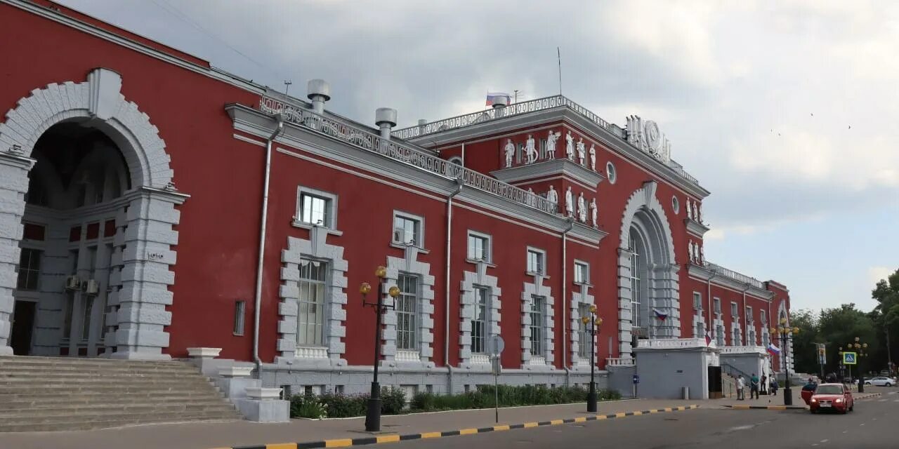 Доехать до жд вокзала курск. Ж/Д вокзал Курск. ЖД вокзал Курск. Железнодорожный вокзал Курск, Курск. Здание ж/д вокзала Курск.