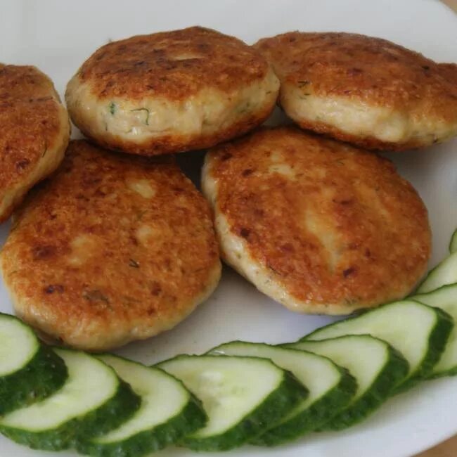 котлеты из свиного фарша. манные котлеты. котлетки из фарша с манкой. биточки рыбные. котлеты из смешанного фарша.