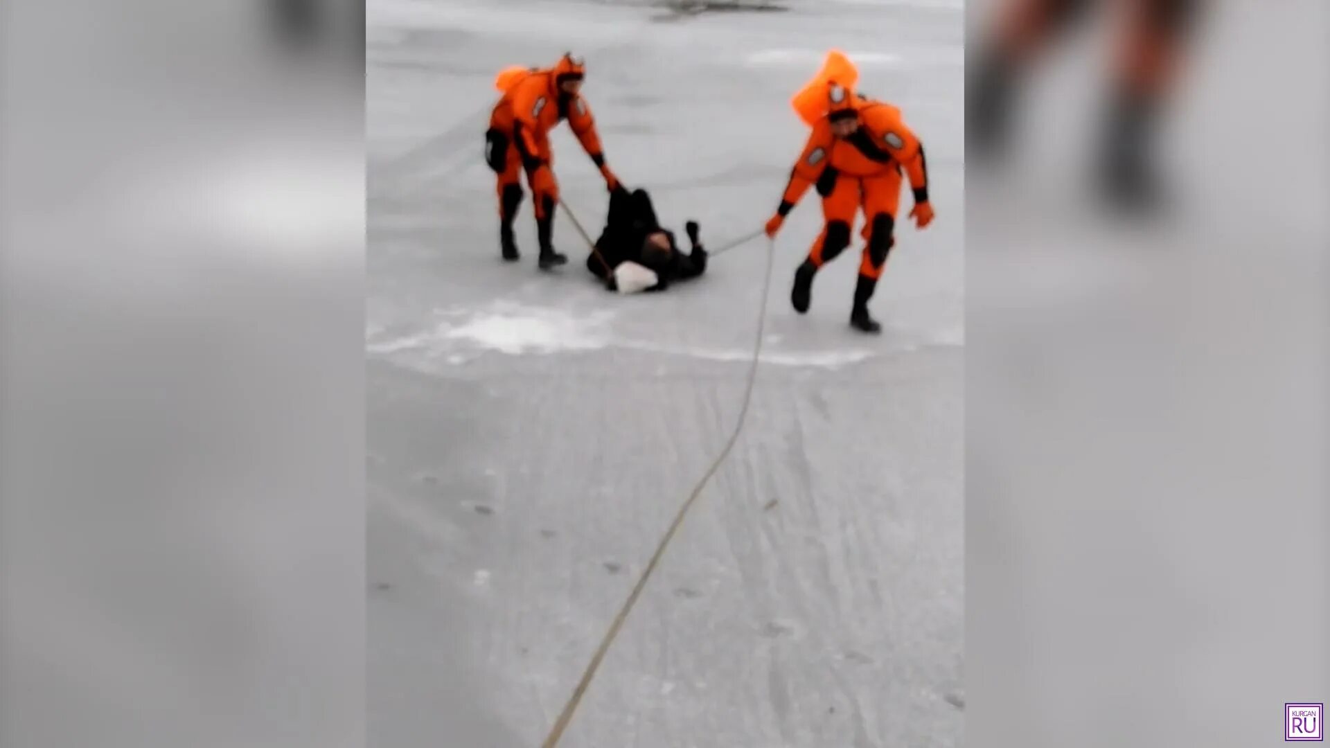 В энгельсе женщина провалилась. Женщина провалилась под лед. КАМАЗ провалился под лед. В Коми провалился под лед ППУ. Киров провалились под лёд девочки апрель 2023.