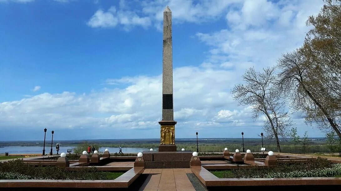 Память минина. Обелиск Минину и Пожарскому в Нижнем Новгороде. Обелиск в Нижнем Новгороде в честь Минина и. Обелиске в честь Минина и Пожарского Нижний Новгород в Кремле. Стелла Минину и Пожарскому в Нижнем Новгороде.