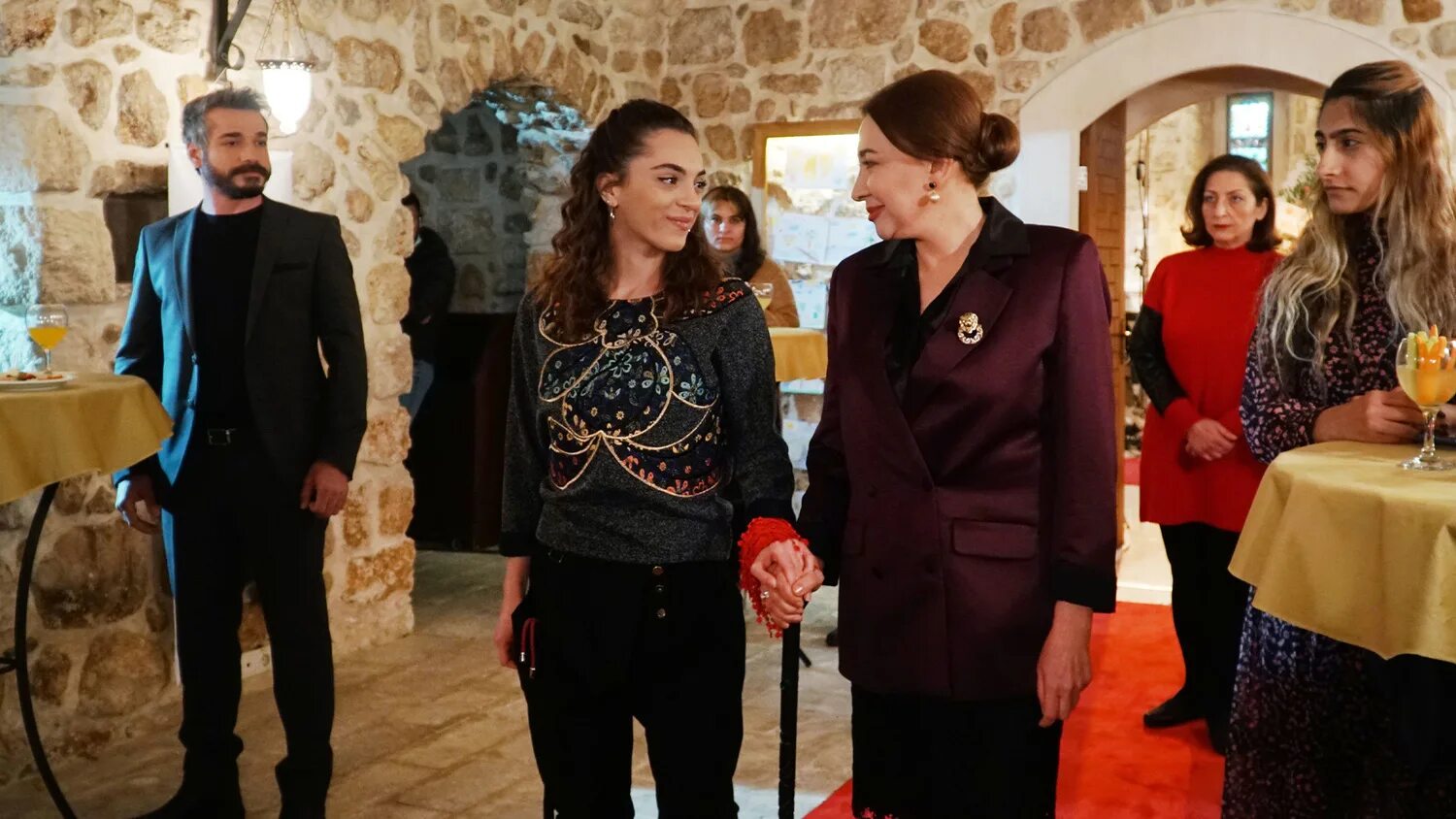 сера кутлубей турецкая актриса. айсун метинер. айсун метинер в сериале ветреный. сера кутлубей сериалы. жестокий стамбул турецкий сериал джемре.