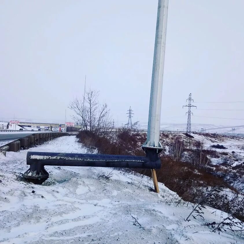 Разрыв столба. Фонарный столб покосился. Подпирает столб. Причальный столб. Изогнутый столб.