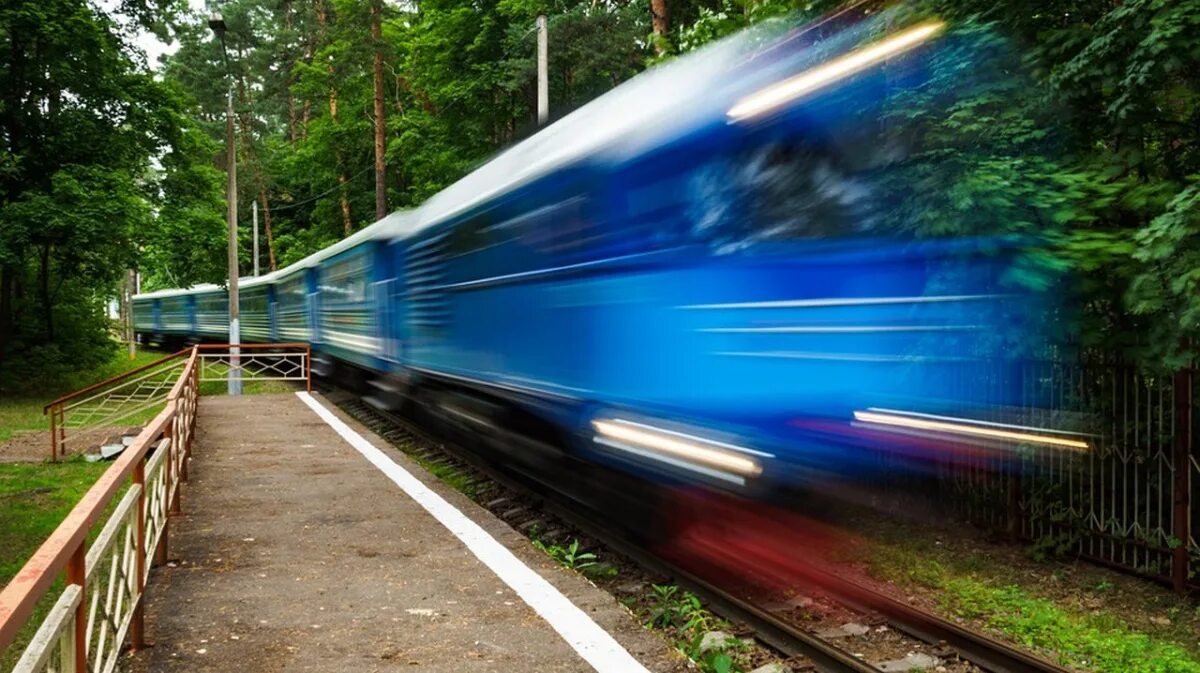 Поезд картинка. Поезд фото. Движущийся поезд. Пейзаж с поездом. Звук приближающегося поезда