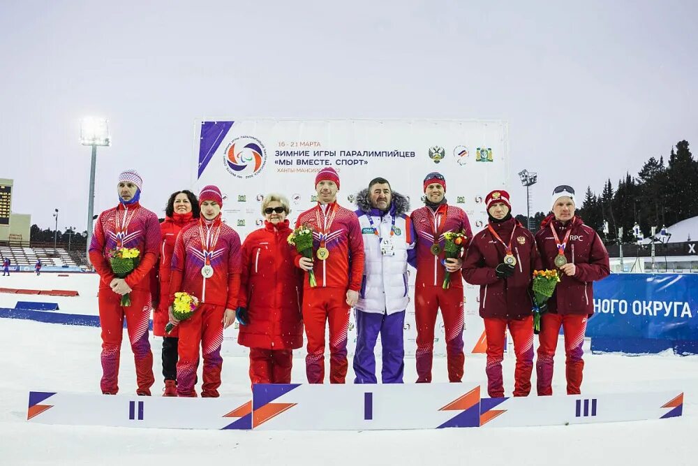 Зимние 2026 где. Зимних игр паралимпийцев в Ханты-Мансийске. Мы вместе спорт Ханты-Мансийск. Зимние игры лыжные гонки. Российские паралимпийцы в Пекине.