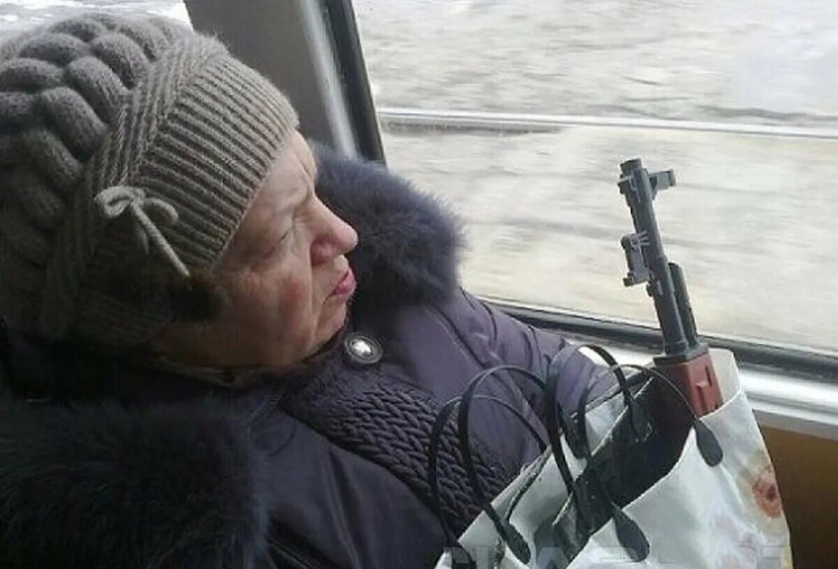 Бабушка стала молча подогревать. Суровая бабка. Бабка с ружьем. Бабка с пистолетом. Бабка в автобусе с пистолетом.