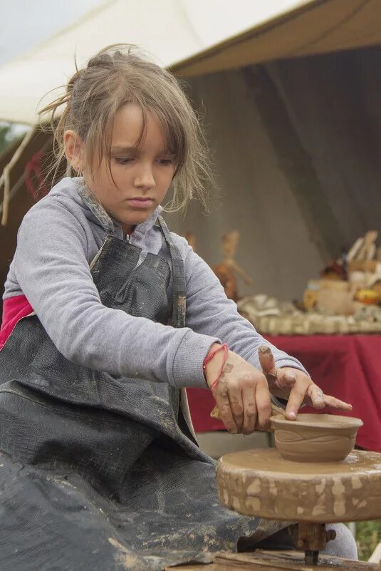 Ручная лепка из глины для детей. Дети творчество. Столяр / столяр-краснодеревщик. Детское творчество лепка. Step2 маленький столяр 706000.