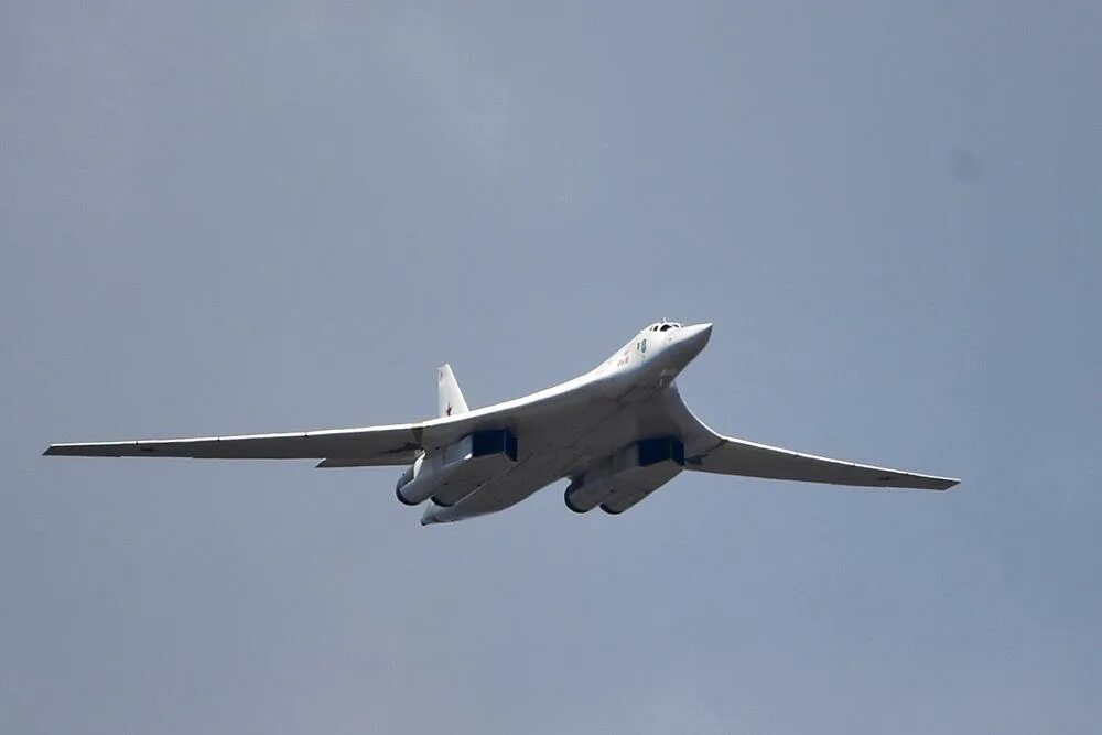 Ту-160м2 белый лебедь. Ту-160м сверхзвуковой самолёт. Сверхзвуковой бомбардировщик ту 160. Белый лебедь самолет ту 160. Ту-160 сверхзвуковой самолёт.