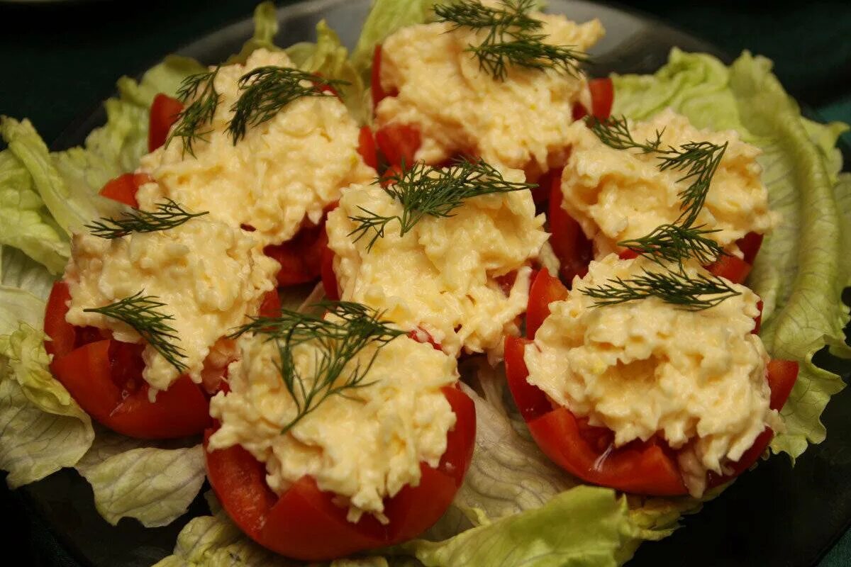 Рецепт закуски помидоры с чесноком. Закуска помидоры с сыром. Помидоры с сыром и чесноком. Помидорки с сыром и чесноком. Закуска помидоры с сыром и чесноком.