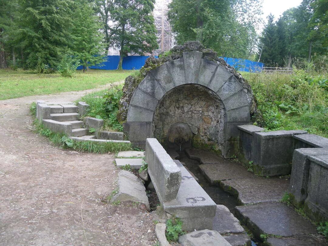 Родник в мамонтовке. Грот родник в александровском парке. Родник ивушка в пушкино. Александровский парк санкт-петербург грот. Святые источники пскова.