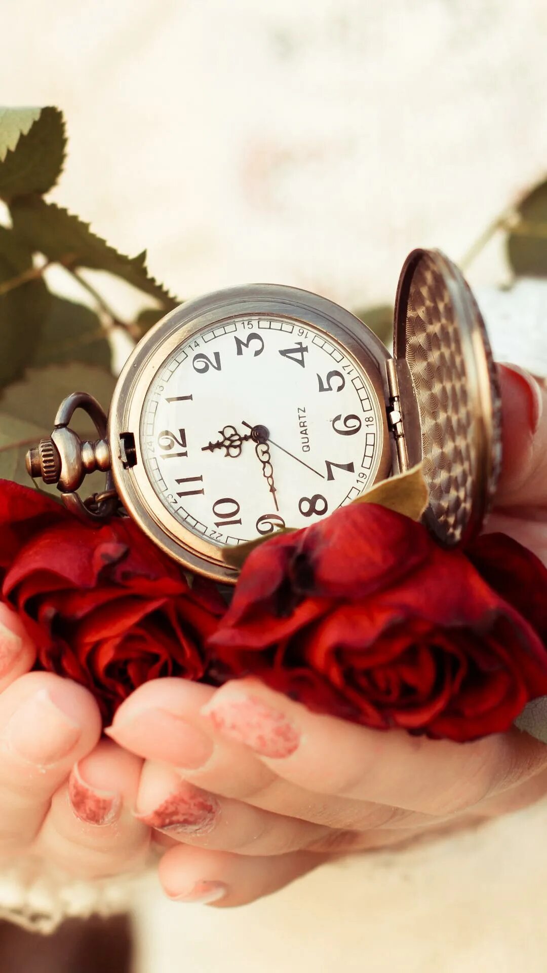 Мужчина с большим чисами. Цени время. Человек на фоне больших часов. Часы для сублимации. Часы жизни.