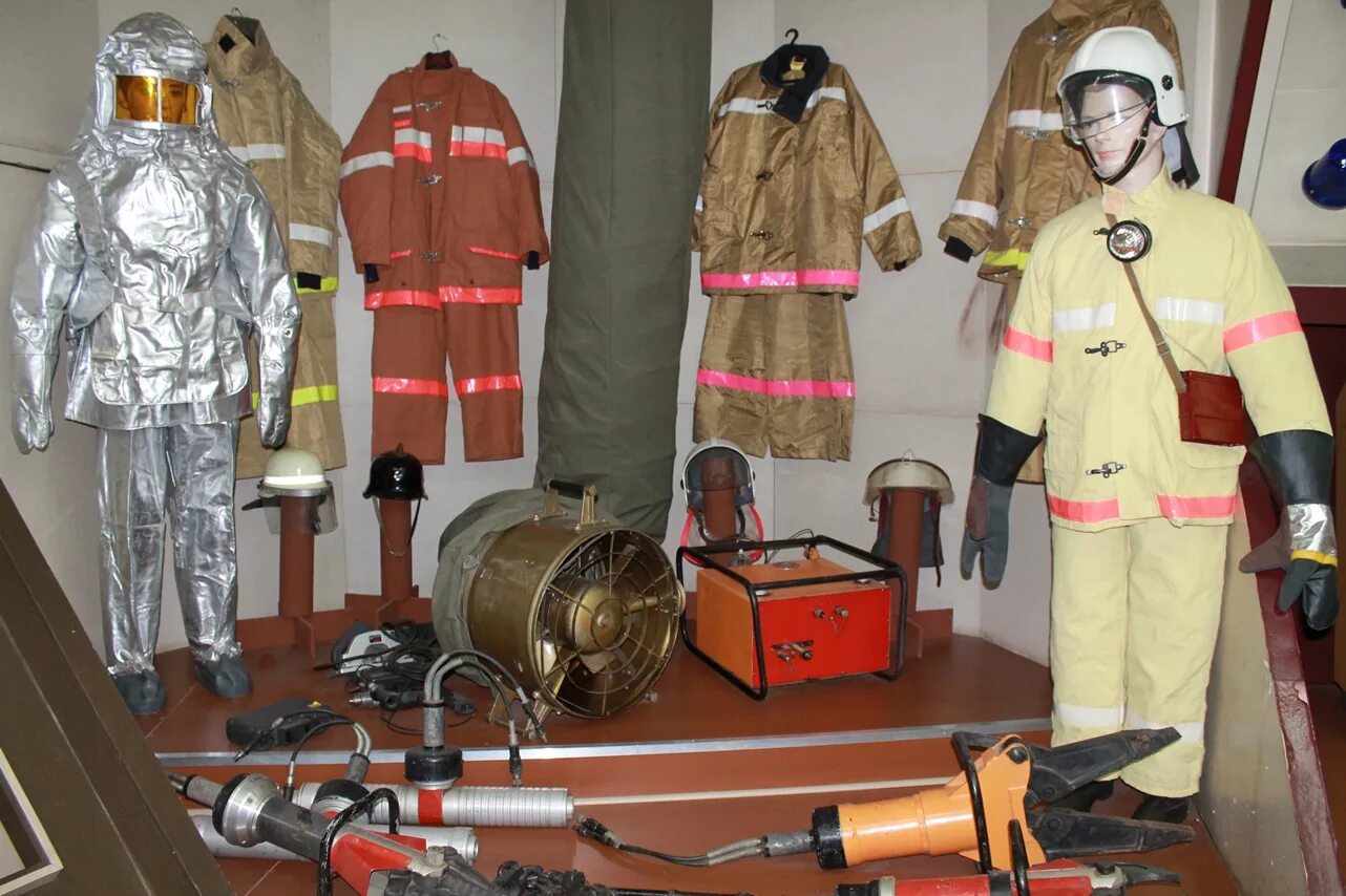 Пожарно-техническая выставка тула марата. Центральный музей мчс россии. Центр противопожарной пропаганды и общественных. Противопожарный центр. Студенты на практике пожарная безопасность.