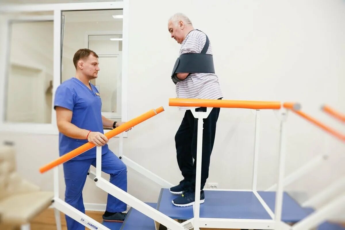Реабилитолог после инсульта. Отделение реабилитации после инсульта. реабилитация в больнице. стационар после инсульта. реабилитация после инсульта врачом.