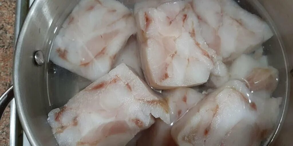 Соленая рыба с молоком. Селедка с молоком. Молочный минтай. Соленая рыба с молоком. Малосольная селедка.