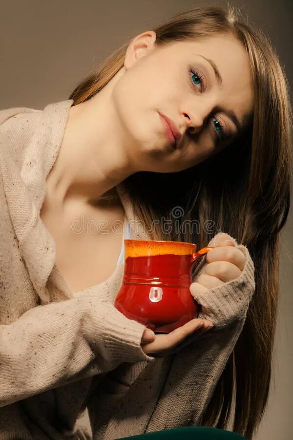 Hot drinking chicks. Кофе женщина с короной. Девушка держит чай на груди. Girl holding Cup. Мем Сонная девушка в кружке.