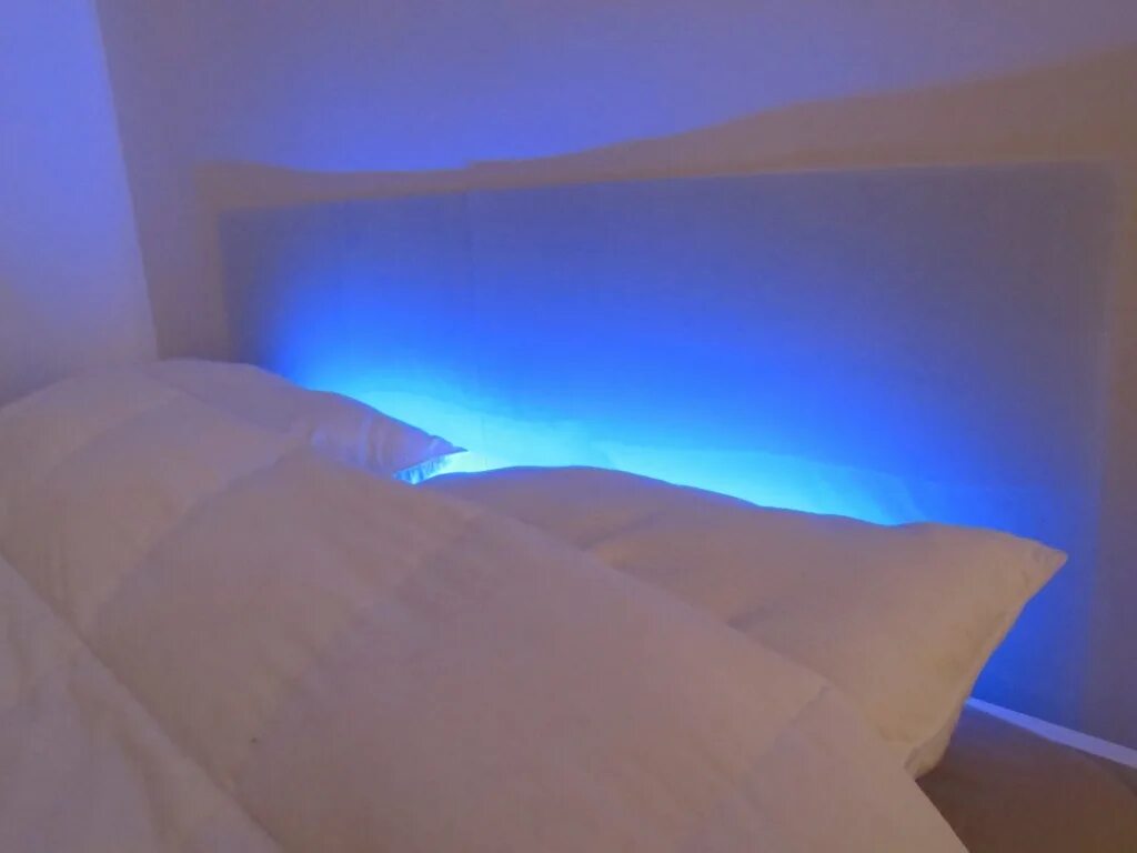 Вода в изголовье на ночь. Кровать с подсветкой. Кровать с подсветкой в изголовье. Кровать с подсветкой снизу. Подсветка спинки кровати.