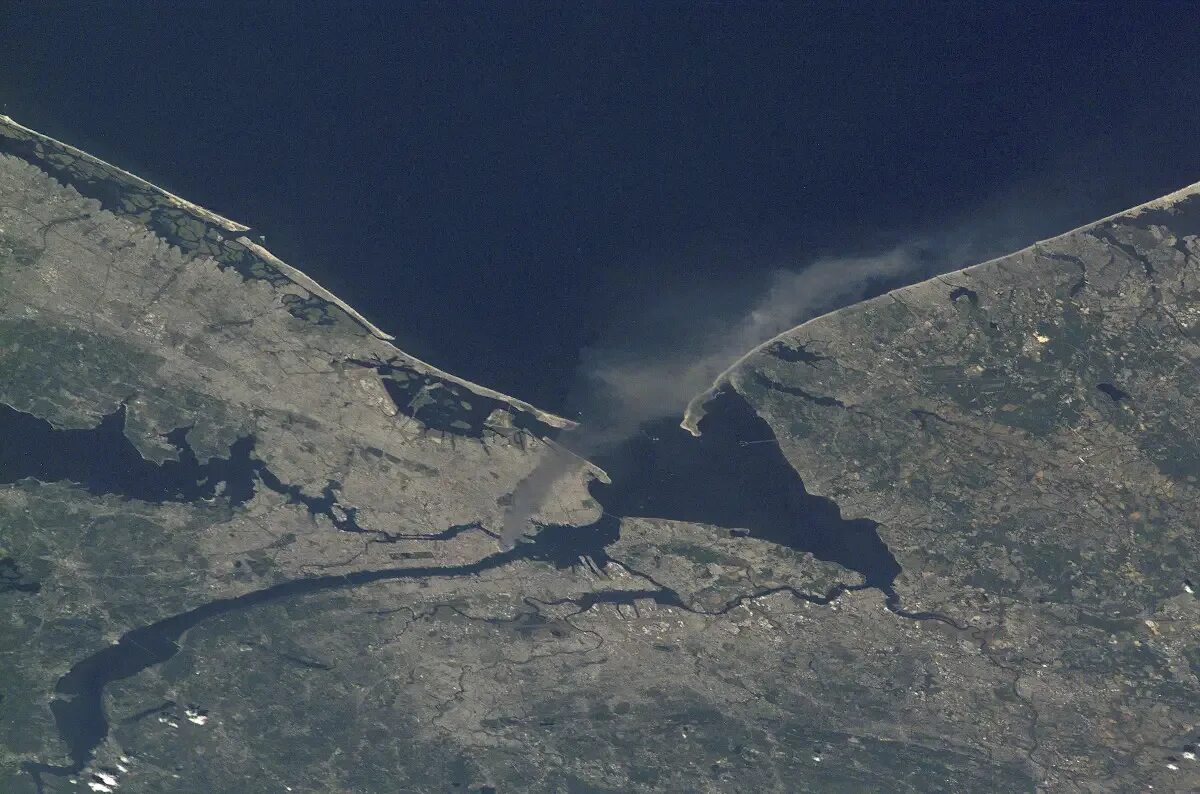 Нью Йорк из космоса 11 сентября 2001. Манхэттен из космоса 11 сентября. 11 Сентября 2001 со спутника. 11 Сентября с космоса.
