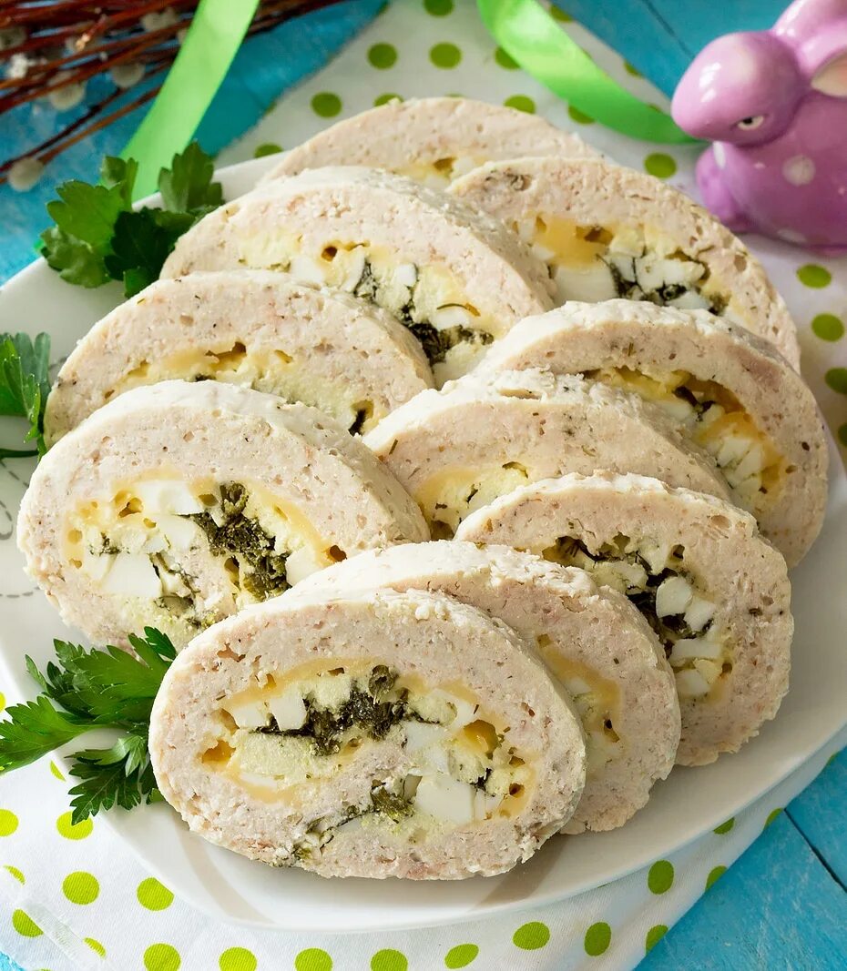 Куриные рулетики с яйцом. Рулет из курицы с яйцом. куриный рулет с яйцом и сыром. весенние рулетики. куриный рулет с паприкой и зеленью.