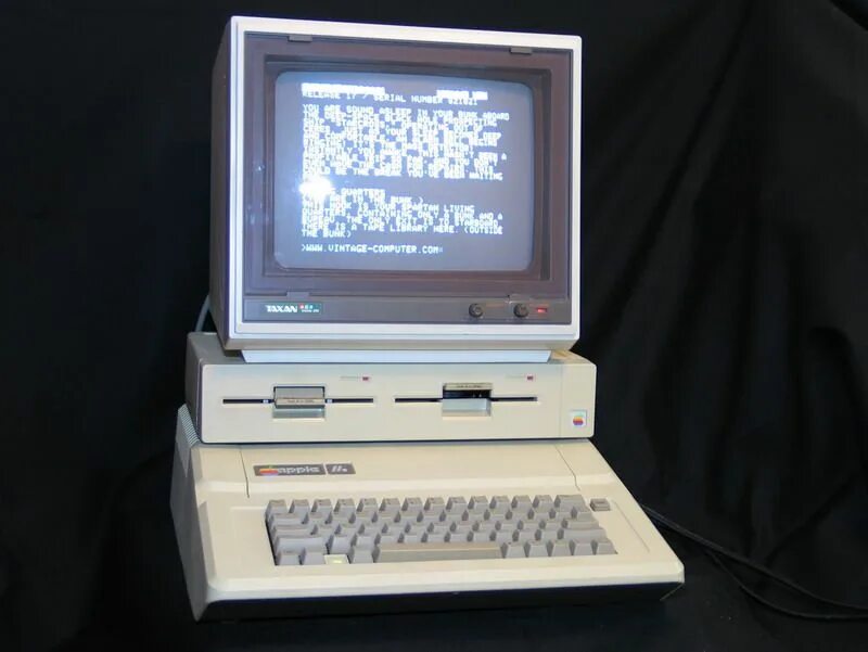 Apple 2 компьютер. Apple 2e 1982. Apple II 1977. Компьютер Эппл 1995.