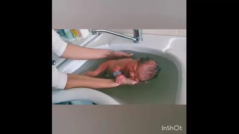 Как правильно держать при подмывании. Раковина для подмывания младенцев. Кран для подмывания младенцев. Как подмывать новорожденного. Подмывание ребенка в раковине.