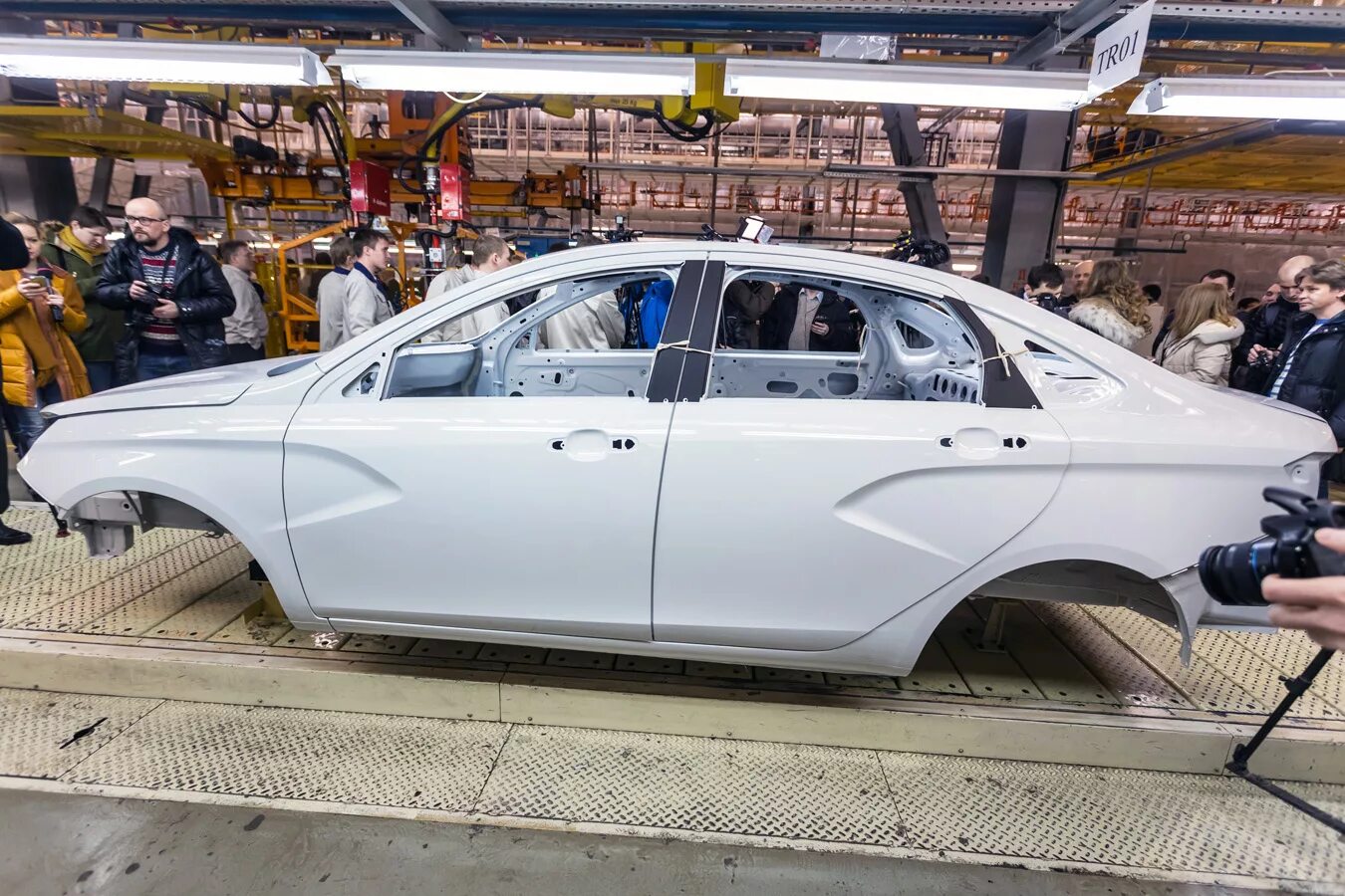 Renault nissan автоваз конвейер. Ауди а8 алюминиевый кузов. Лада гранта конвейер 2022 года. Кузов авто новый. Кузов авто.