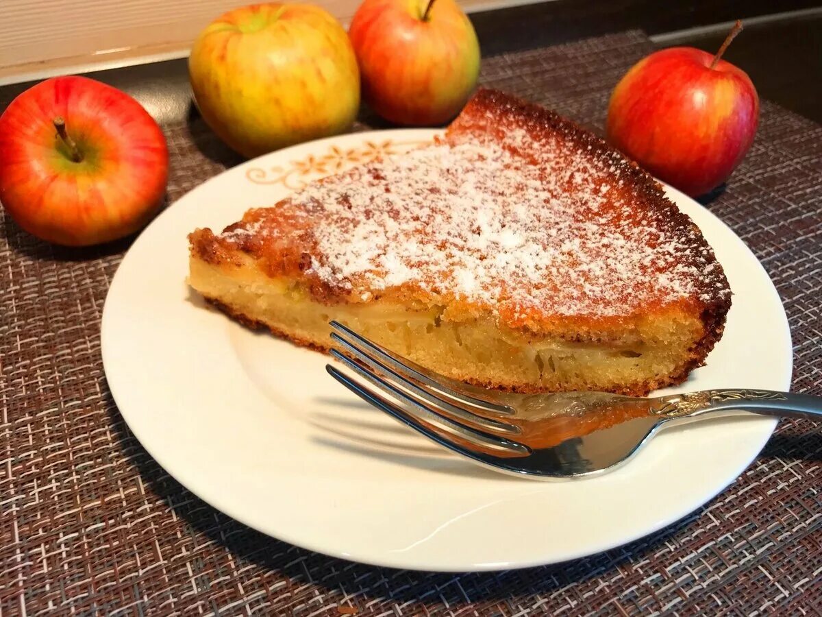 Шарлотка с яблоками простой рецепт на сковороде. Яблочный пирог. Шарлотка. Шарлотка с яблоками. Красивая шарлотка с яблоками.