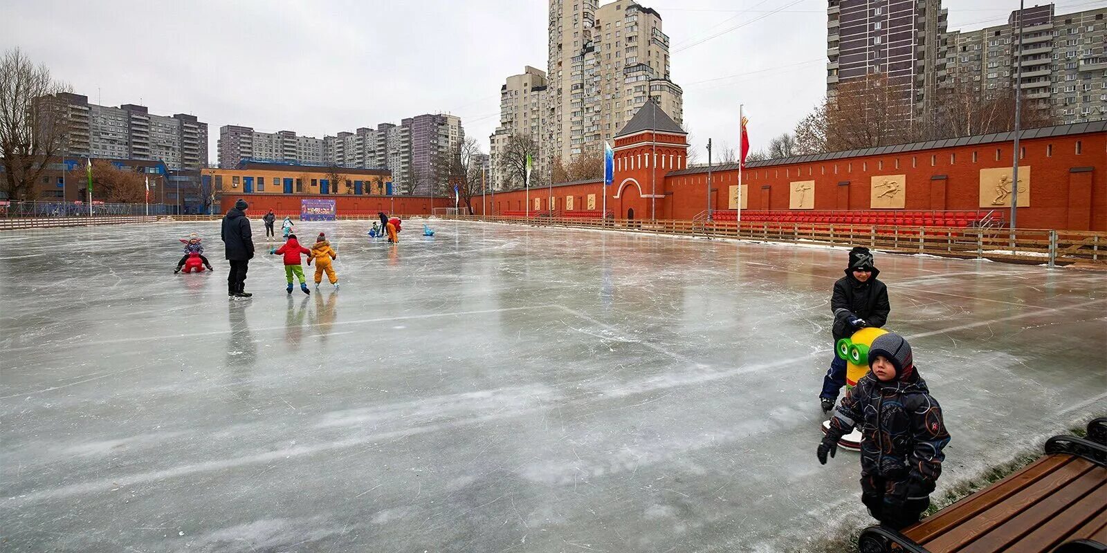 Московский городской каток. Таганский парк каток. Каток «PROЛЕД» В саду «Эрмитаж». Каток в Таганском парке. Каток парк Москва Горького Москва.