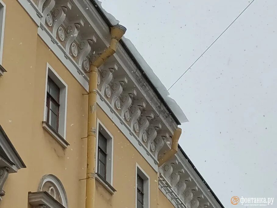 В питере упал дом. Первый дом в петербурге. дом на крыше в санкт-петербурге. деревянный дом в центре питера. крыши петербурга.