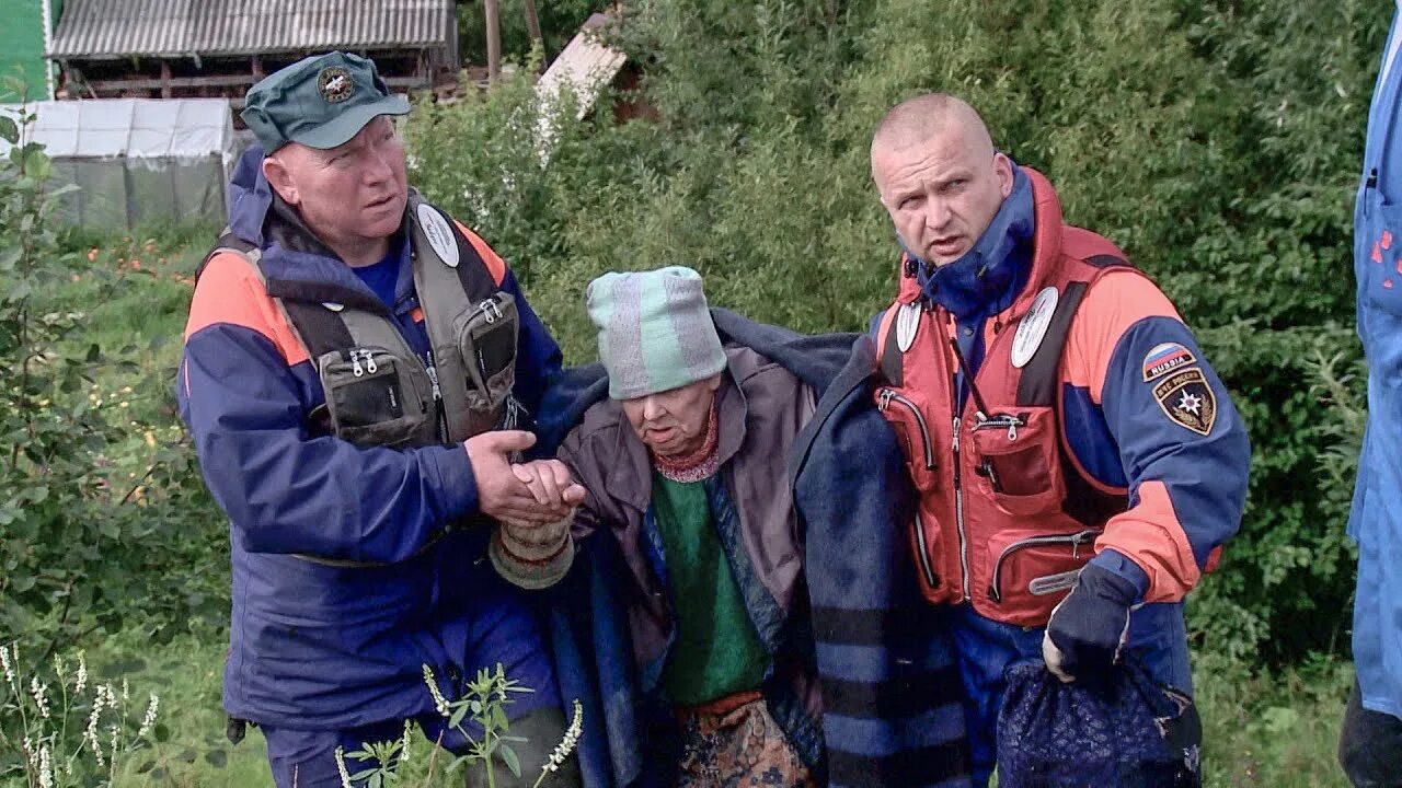 Девочка из мчс. Человек спасатель. Аварии на железнодорожном транспорте. Всероссийский студенческий корпус спасателей. 1998 год архангельск спасатели.