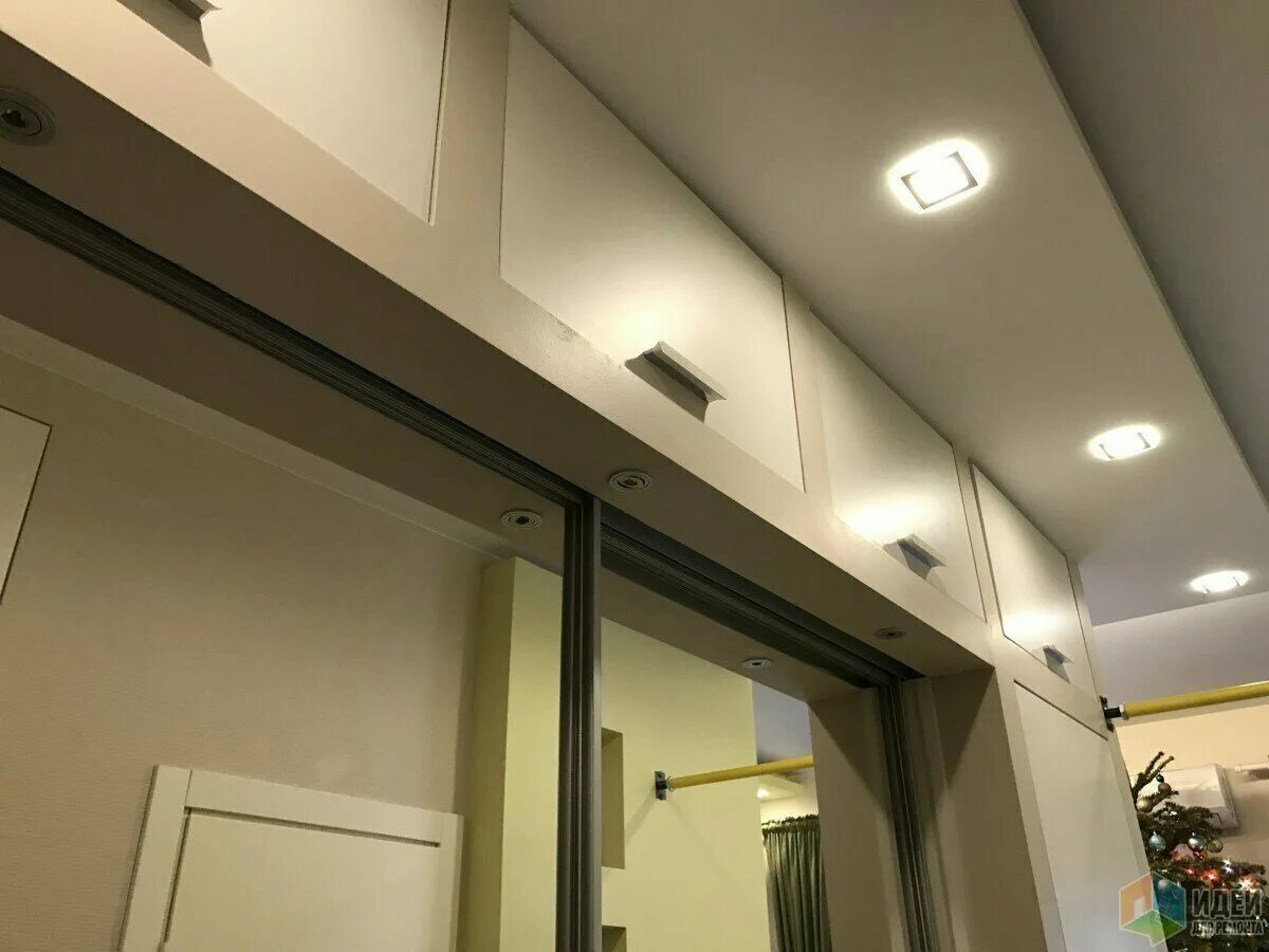 Антресоль в прихожей в современном. Навесная антресоль в прихожую. антресоль в прихожей под потолком. антресоли в прихожей. навесной шкаф в прихожую под потолок.
