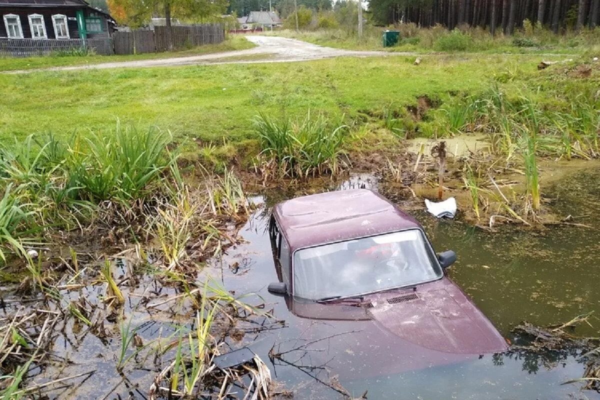 Машина в болоте. Автомобиль утопленник. Машина у водоема.