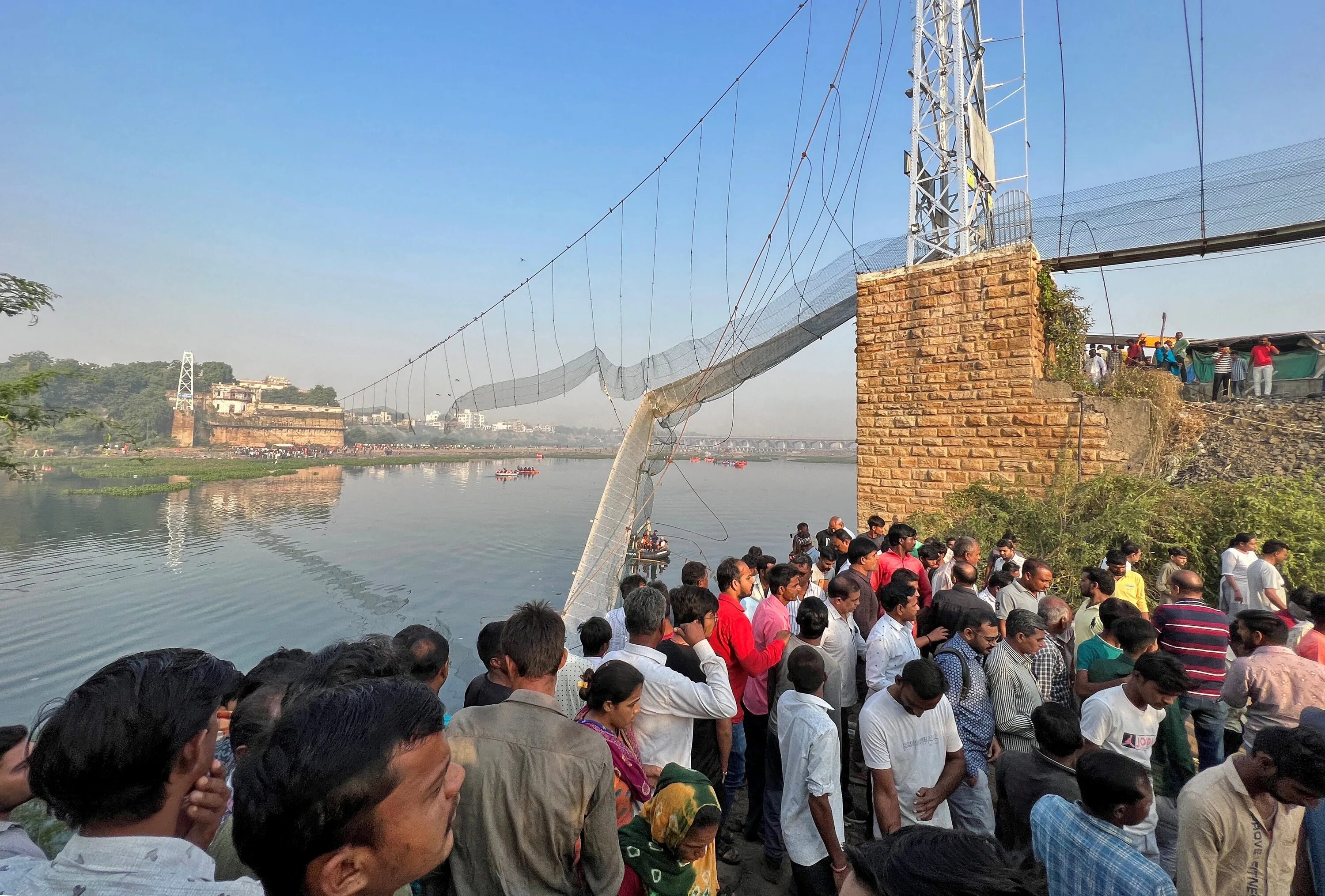 Сколько людей погибло на мосту. Штат Гуджарат Индия. Мост Памбан Индия. Гуджарат обрушился пешеходный мост. Пешеходный мост в Индии.