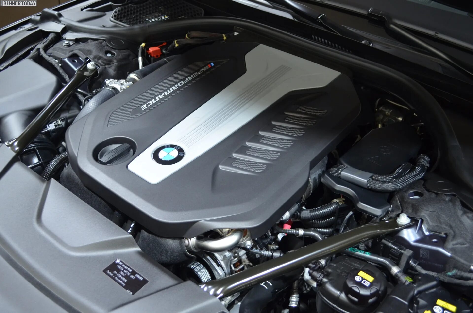 BMW 750d. БМВ 750 дизель. M550d двигатель. Двигатель BMW 750d 2017.