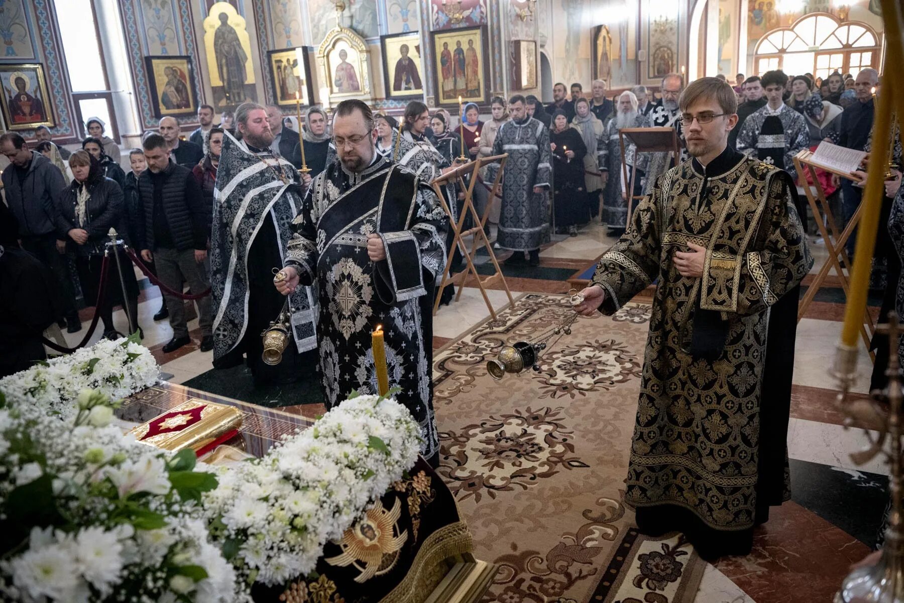 Утреня с чином погребения в страстную пятницу. Вынос плащаницы икона. вынос плащаницы в страстную. вечерня с чином погребения плащаницы. страстная пятница украшение плащаницы.