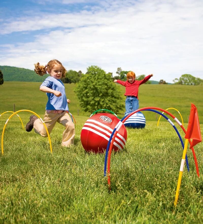 Интересные полезные игры. Развлечения на свежем воздухе для детей. Летние игрушки для детей на свежем воздухе. Летние развлечения для детей. Аттракционы на природе.