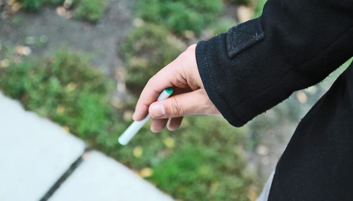 Нашел электронную сигарету на улице. Несовершеннолетний курит электронные сигареты. Пинцет курят сигареты. Со скольки лет продают сигареты. Без сигарет фото реальное.