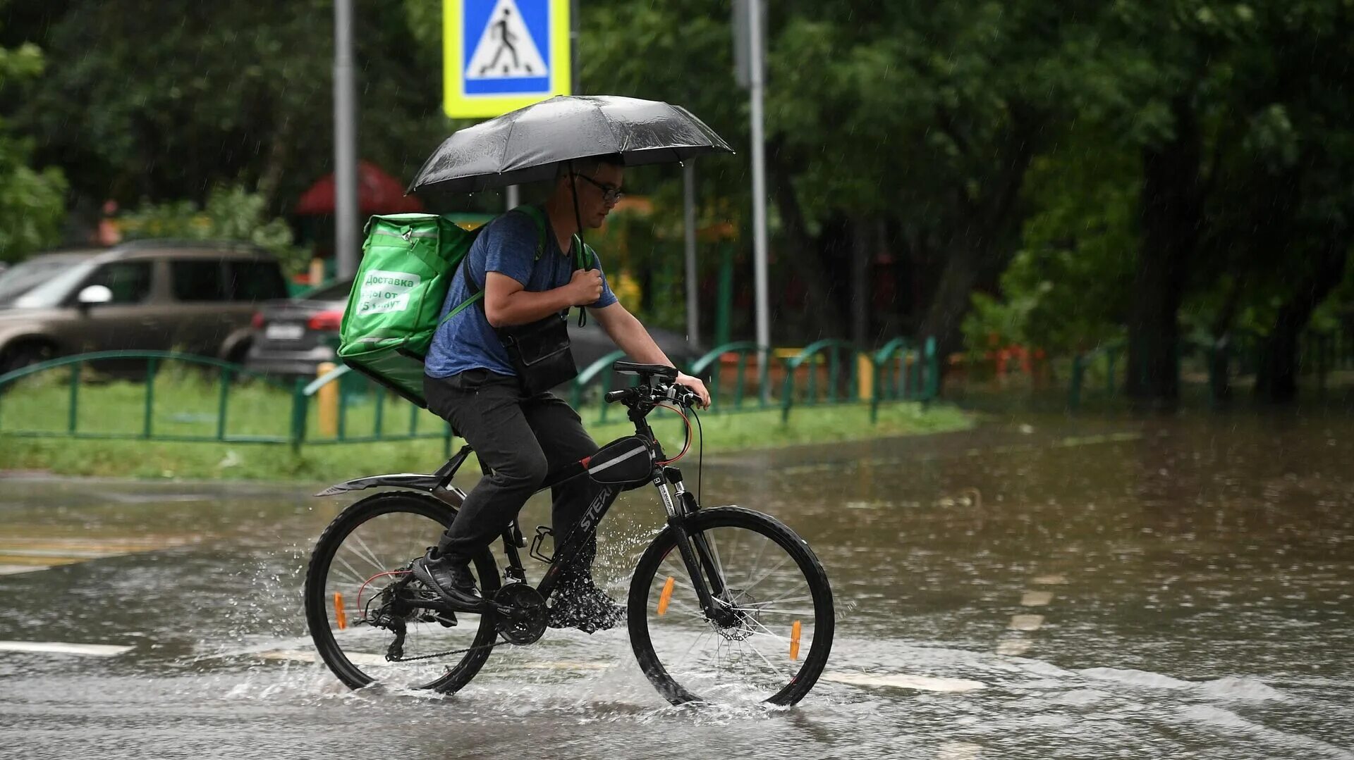Велосипед дождь. Курьер на велосипеде в дождь. Велосипедист под дождем. Велосипед ливень. Дождь без перерыва