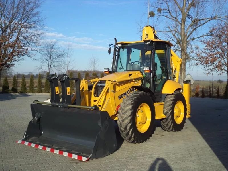 Экскаватор погрузчик komatsu. Экскаватор-погрузчик komatsu wb93r. Экскаватор погрузчик коматсу. Экскаватор погрузчик коматсу управление. Komatsu wb93r 2.