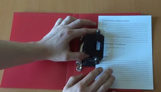 Как сделать дыроколом на а4. Дырокол пробивает лист. прокол бумаги дыроколом. дыроколить документы. скоросшиватель журналов дырокол.