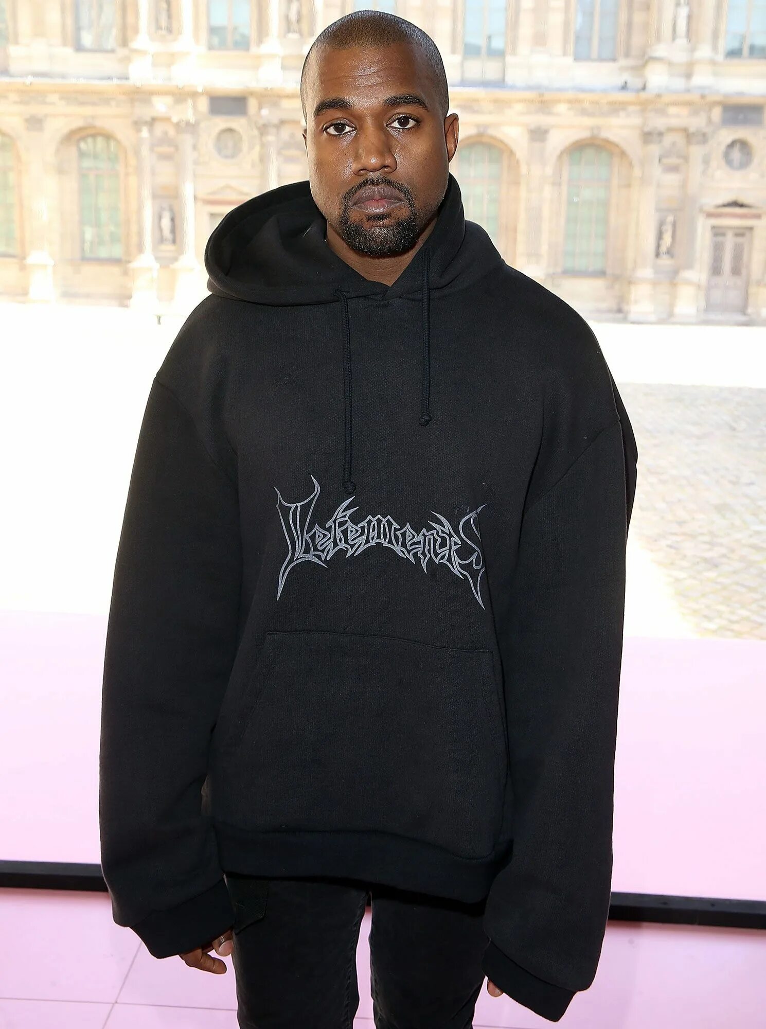 Канье Вест в худи Баленсиага. Hoodie vetements Kanye West. Куртка Баленсиага  черная Канье Уэст.