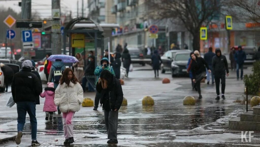 Сегодняшний день составляет более. Фотографии людей в городе. Сильный дождь. Жители Казани. Казань в апреле.