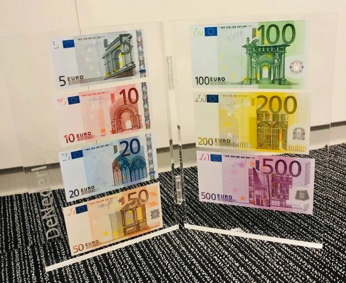 Самые крупные евро. Купюра 200 евро. Евро банкноты номинал 200. 100 Евро купюра. Валюта евро номиналы купюр.