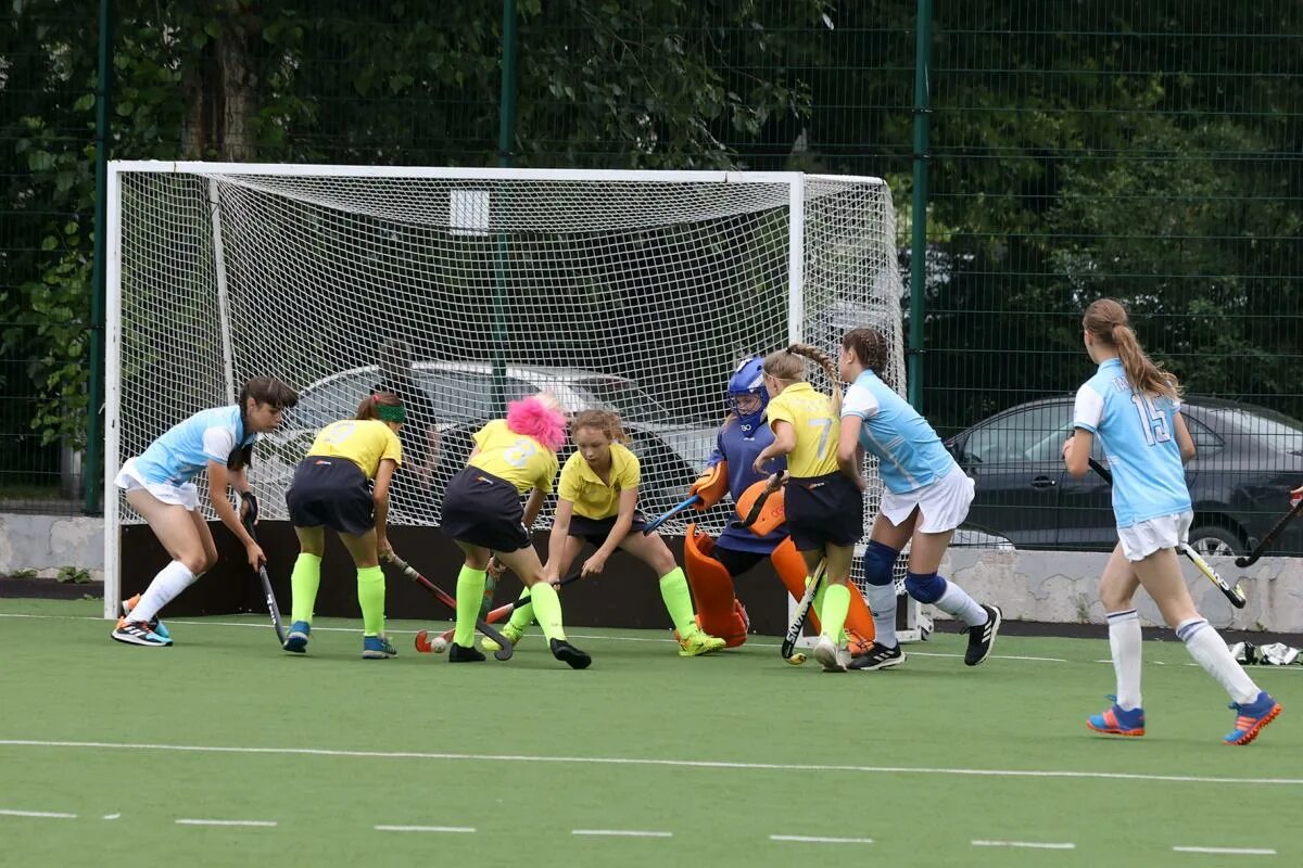 Женский хоккей на траве. Спорт в великобритании. Хоккей с мячом на траве. Женский хоккей на траве. Первенство ленобласти хоккей на траве.