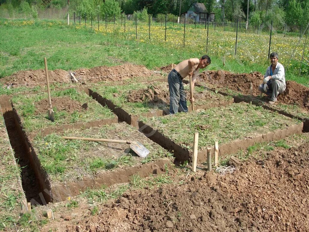 Фундамент видео инструкция. Разметка траншеи под ленточный фундамент. Разметка фундамента под баню. Траншея для фундамента. Ленточный фундамент в котловане.