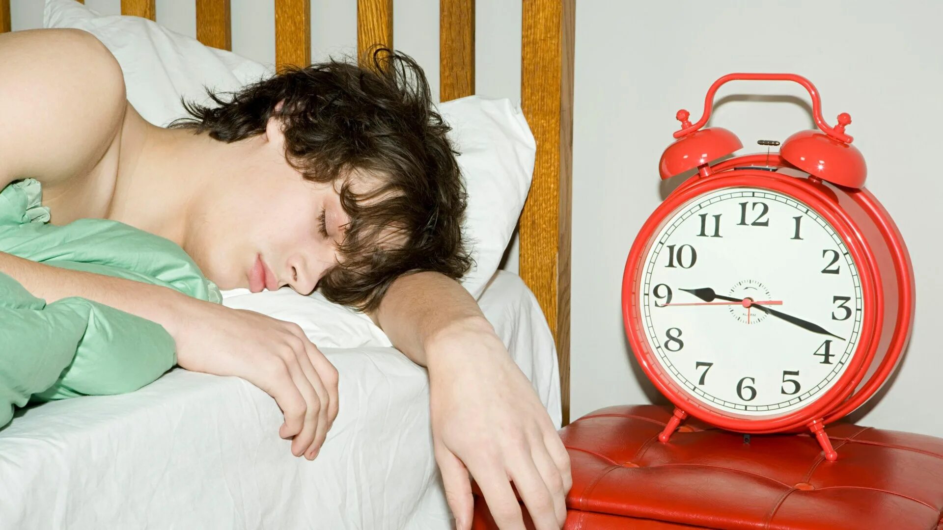 Дети считают что взрослые спать. Будильник проспал. Спящий человек с будильником. Лень вставать утром. Утро подростка.