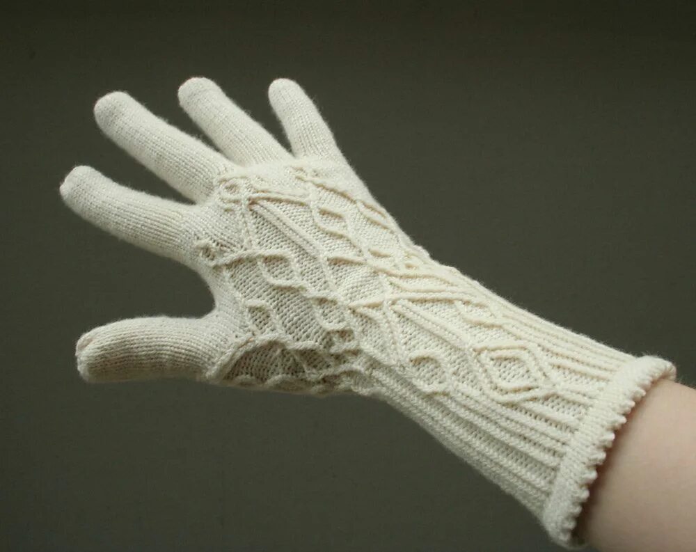 Песчаный берег торжественно вручить вязаные перчатки. Перчатки Meisi by Julia Mueller. Перчатки с аранами. Перчатки вязаные. Вязаные перчатка с узором.