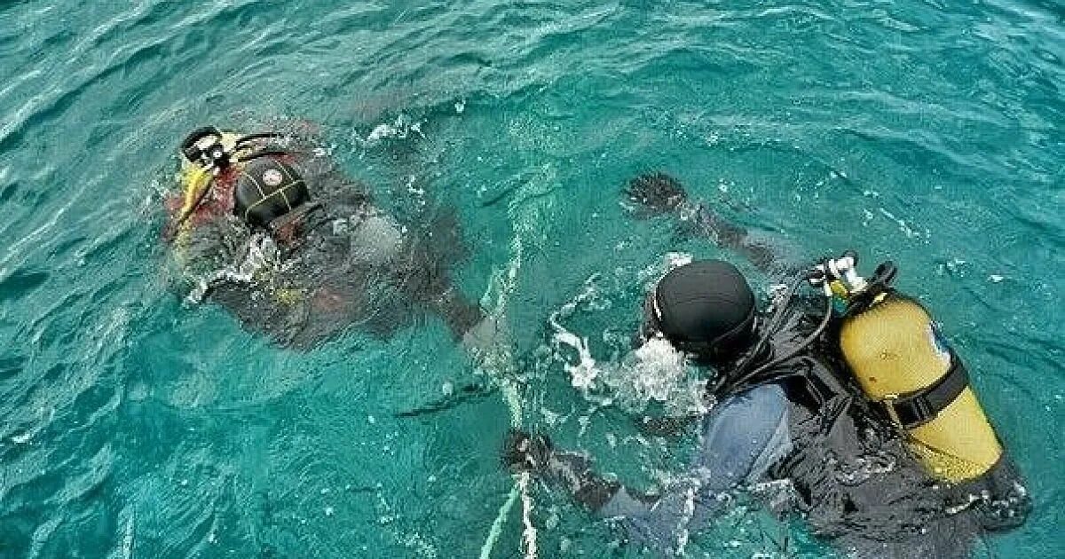 Спортсмен занимающийся дайвингом погрузился в воду 110. Кессонная болезнь водолазов. Мировой рекорд погружения с аквалангом. Рекорды погружения дайверов. Максимальная глубина погружения дайвера.